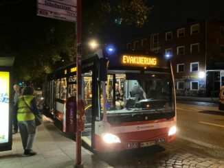 Mit Bussen können die Menschen das Schanzenviertelverlassen.