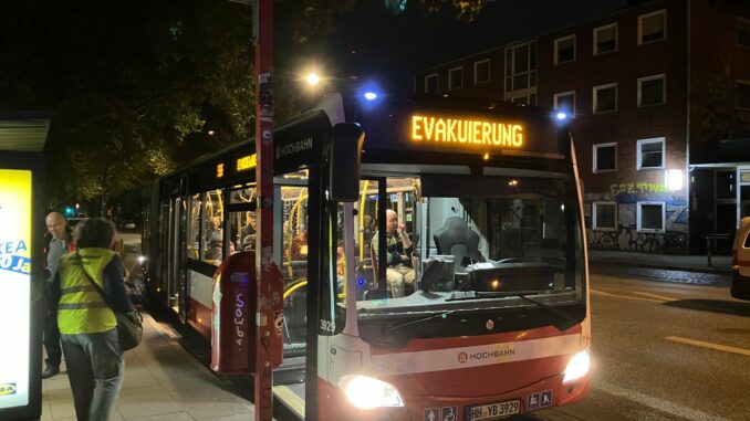 Mit Bussen können die Menschen das Schanzenviertelverlassen.