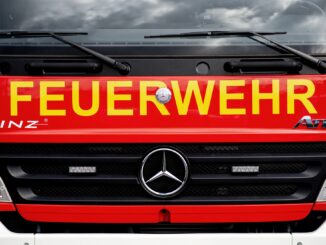 In Beschendorf im Landkreis Ostholstein ist die Feuerwehr zu einem Brand in einer Scheune ausgerückt. (Symbolbild)