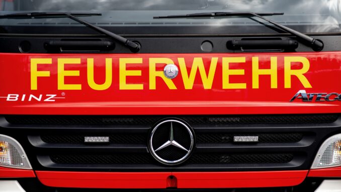 In Beschendorf im Landkreis Ostholstein ist die Feuerwehr zu einem Brand in einer Scheune ausgerückt. (Symbolbild)