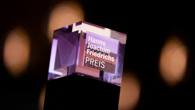 In diesem Jahr geht der Hanns-Joachim-Friedrichs-Preis für kritischen Fernsehjournalismus an die ZDF-Journalistin Eva Schulz und den freien Journalisten Jan Lorenzen.