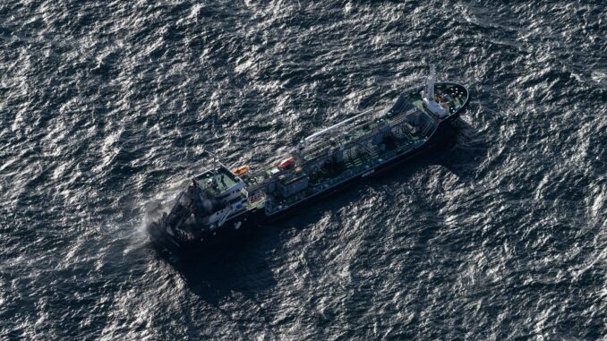 Der nach einem Brand havarierte Öltanker «Annika» ist auf dem Weg in den Überseehafen Rostock. 