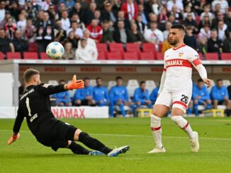 VfB-Profi Deniz Undav schlenzt den Ball zum 1:0 ins Kieler Tor.