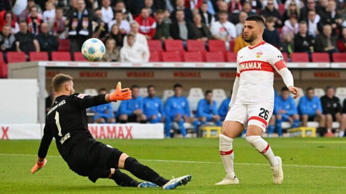 VfB-Profi Deniz Undav schlenzt den Ball zum 1:0 ins Kieler Tor.