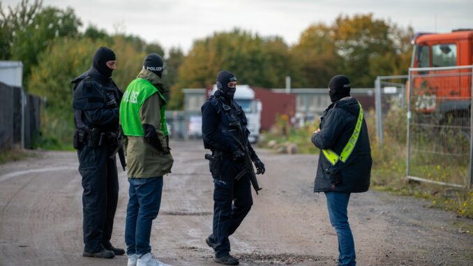 Wegen des Verdachts des Kokainschmuggels rücken Spezialeinsatzkräfte nach Neu Wulmstorf aus.