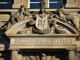 Im Hamburger Strafjustizgebäude ist ein Angeklagter wegen sexuellen Missbrauchs von Kindern zu fast zehn Jahren Haft verurteilt worden.