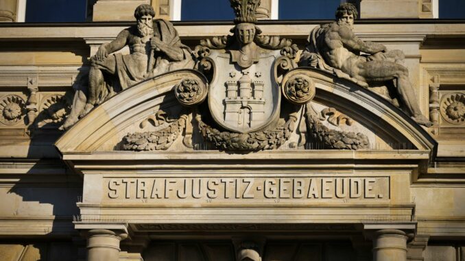 Im Hamburger Strafjustizgebäude ist ein Angeklagter wegen sexuellen Missbrauchs von Kindern zu fast zehn Jahren Haft verurteilt worden. 