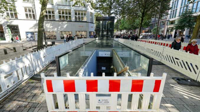 Die öffentliche Toilette an der Mönckebergstraße wurde für rund zwei Millionen Euro saniert, musste wegen eines Wasserschadens drei Monate später schon wieder geschlossen werden. (Foto-Archiv)