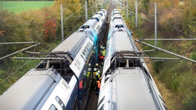 Wegen eines technischen Defekts in einer Regionalbahn auf der Strecke von Lübeck nach Hamburg mussten die Fahrgäste auf offener Strecke in einen Ersatzzug umsteigen.