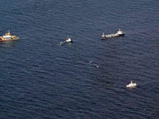 Das Löschen des Brandes auf dem Tanker «Annika» dauert an.