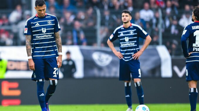 Davie Selke (l) und Daniel Elfadli (M) vom Hamburger SV stehen enttäuscht auf dem Platz.