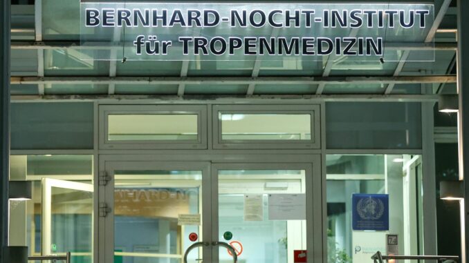 Das Bernhard-Nocht-Institut hatte die negativen PCR-Tests eines Medizinstudenten und seiner Begleiterin in der Nacht vorliegen, schickte sie dann am nächsten Morgen an die Sozialbehörde, wie ein Behördensprecher sagte.