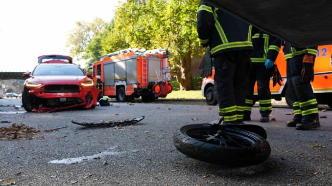 Der 19-jährige Motorradfahrer wurde schwer verletzt.