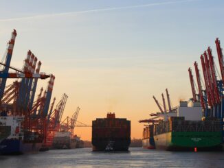 Ein Containerschiff verlässt den Hamburger Hafen.