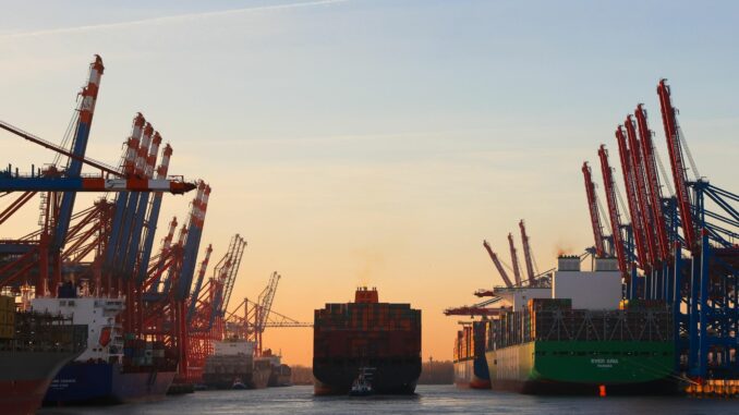 Ein Containerschiff verlässt den Hamburger Hafen. 