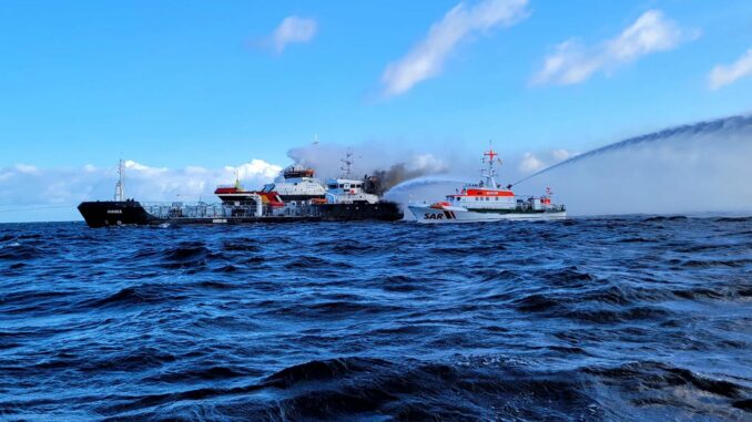 Beim Brand des Öltankers «Annika» auf der Ostsee vor Heiligendamm sind die Einsatzkräfte schnell zur Stelle.