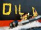 Aktivisten der Umweltorganisation Greenpeace malen den Schriftzug «Oil fuels war» auf den Rumpf eines Schiffes, das russisches Öl auf der Ostsee transportiert. (Archivbild)