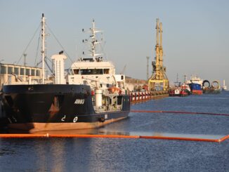 Nach dem Brand an Bord überprüfen Taucher das im Rostocker Überseehafen liegende Tankschiff «Annika».