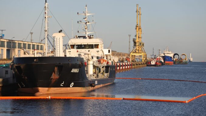 Nach dem Brand an Bord überprüfen Taucher das im Rostocker Überseehafen liegende Tankschiff «Annika».