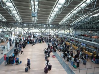 Der Beginn der Herbstferien hat dem Hamburger Flughafen ein besonders hohes Passagieraufkommen beschert.