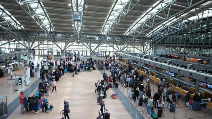 Der Beginn der Herbstferien hat dem Hamburger Flughafen ein besonders hohes Passagieraufkommen beschert.