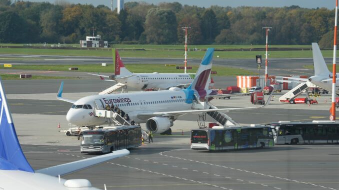 Angesichts der Streichung zahlreicher Verbindungen am Flughafen Hamburg fordert die CDU den rot-grünen Senat zum Handeln auf.