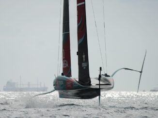 Titelverteidiger Neuseeland gewinnt die ersten beiden Rennen um den America's Cup.