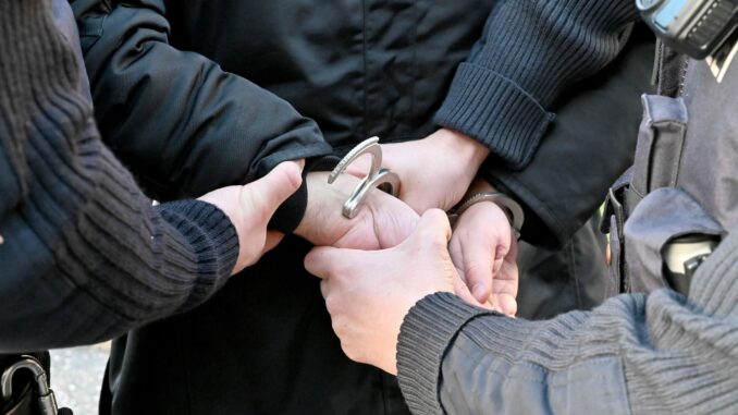 Nachdem eine Frau mit schweren Kopfverletzungen in Wedel gefunden wurde, hat die Polizei einen Tatverdächtigen festgenommen. (Symbolbild)