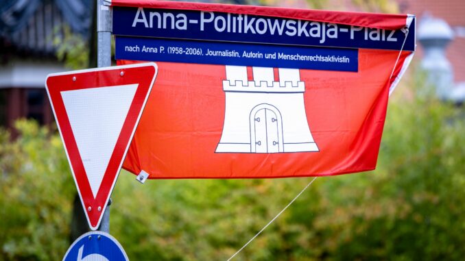 Der nach der ermordeten russischen Journalistin und Menschenrechtsaktivistin benannte neue Anna-Politkowskaja-Platz in Hamburg soll ihre Arbeit und ihren unermüdlichen Einsatz für die Pressefreiheit würdigen.