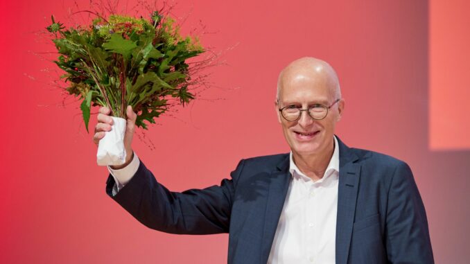 Hamburgs Bürgermeister Peter Tschentscher wurde mit 97,3 Prozent der Stimmen auf Platz eins der SPD-Landesliste für die Bürgerschaftswahl am 2. März gewählt.