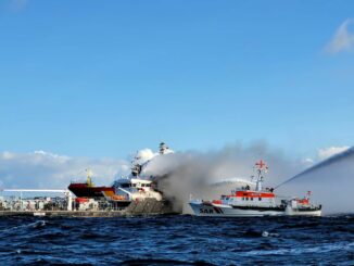 Ein Großaufgebot von Einsatzkräften war am brennenden Tanker «Annika» im Einsatz.