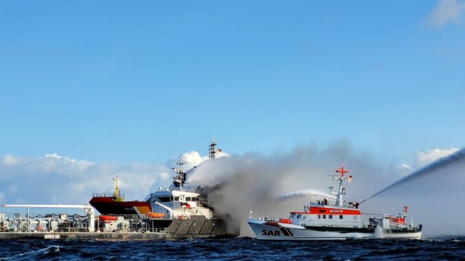 Ein Großaufgebot von Einsatzkräften war am brennenden Tanker «Annika» im Einsatz.