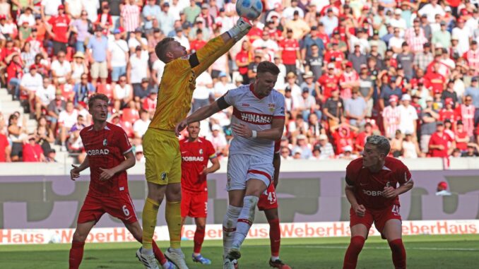 Florian Müller (2. v. l.) soll im Pokal gegen den HSV das Freiburger Tor hüten.