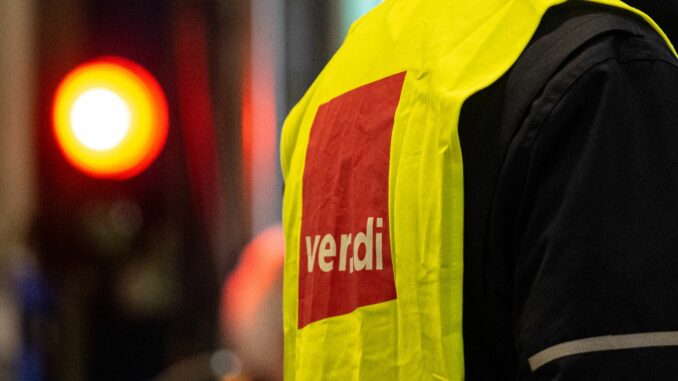 In Schleswig-Holstein ruft Verdi zu weiteren Warnstreiks bei Busunternehmen auf. (Archivbild)