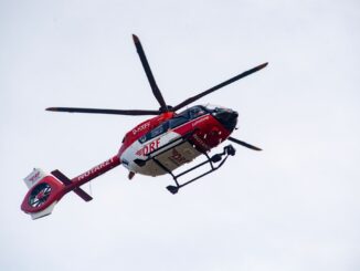 Ein Rettungshubschrauber bringt den 61-Jährigen in ein Krankenhaus. (Archivbild)