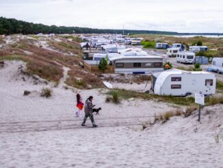 Um den pittoresken Dünen-Campingplatz in Prerow an der Ostsee wird vor Gericht und außerhalb heftig gestritten.