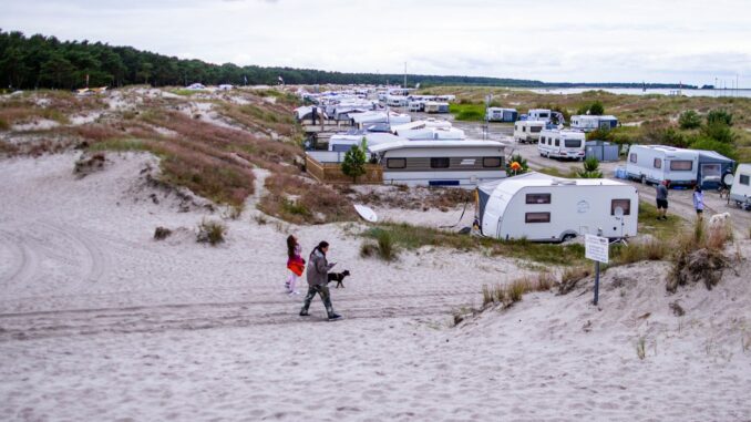 Um den pittoresken Dünen-Campingplatz in Prerow an der Ostsee wird vor Gericht und außerhalb heftig gestritten. 