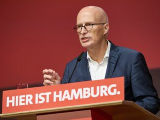 Hamburgs Bürgermeister Peter Tschentscher ist mit 97,3 Prozent der Stimmen zum Spitzenkandidat der SPD Hamburg gewählt worden.