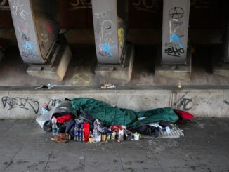 In der kalten Jahreszeit stockt Hamburg die Plätze für wohnungslose Menschen auf, damit sie nicht draußen schlafen müssen. (Archivbild)