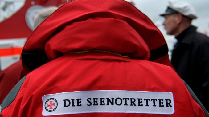 Seenotretter haben nach der Kollision einer Segeljacht mit einem Frachter einen Mann aus der Außenelbe gerettet. (Symbolfoto)