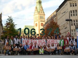 Insgesamt 106.374 Unterschriften hat die Volksinitiative «Hamburger Zukunftsentscheid» dem Landeswahlamt übergeben.