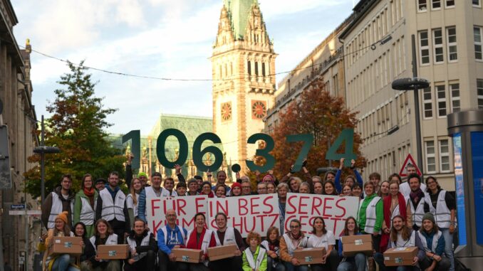 Insgesamt 106.374 Unterschriften hat die Volksinitiative «Hamburger Zukunftsentscheid» dem Landeswahlamt übergeben. 