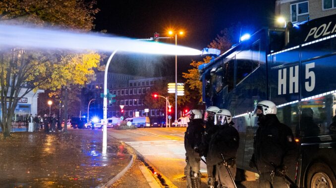 Nach den Krawallen im vergangenen Jahr bereitet sich die Hamburger Polizei zu Halloween auf größere Einsätze vor. (Archivbild)