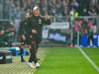 Der FC St. Pauli um Trainer Alexander Blessin steht vor dem Pokalduell bei RB Leipzig.