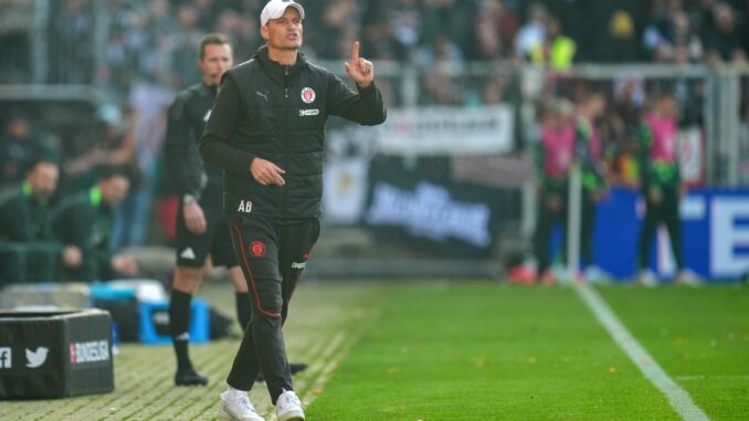 Der FC St. Pauli um Trainer Alexander Blessin steht vor dem Pokalduell bei RB Leipzig.