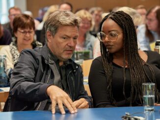 Vizekanzler Robert Habeck und Schleswig-Holsteins Integrationsministerin Aminata Touré (beide Grüne) fordern die Aufnahme von Jesiden. (Archivbild)