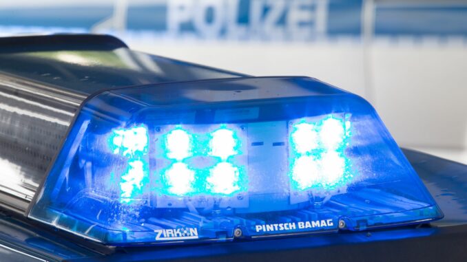 Nach einer Auseinandersetzung hat ein 22-Jähriger in Hamburg Stichverletzungen erlitten. Die Polizei entdeckte seine Verletzungen bei einer Kontrolle. (Symbolbild)