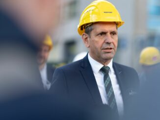 Niedersachsens Wirtschaftsminister Lies will den Ausbau der Offshore-Windkraft mit klimafreundlicher Produktion verbinden. (Archivbild)