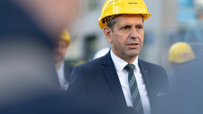 Niedersachsens Wirtschaftsminister Lies will den Ausbau der Offshore-Windkraft mit klimafreundlicher Produktion verbinden. (Archivbild)