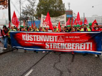 Mitarbeiter und Mitarbeiterinnen der Metall- und Elektroindustrie demonstrieren vor dem Betriebsgelände der Thyssenkrupp Marine Systems.